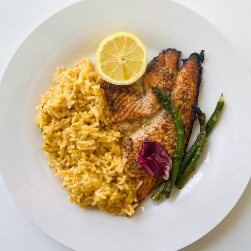 A perfectly balanced plate showing protein, vegetables, carbs, and healthy fats